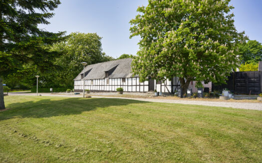 Firlænget ejendom med 16 ha tilhørende jord