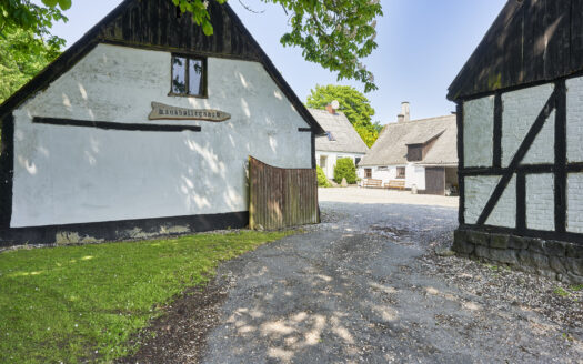 Firlænget ejendom med 16 ha tilhørende jord