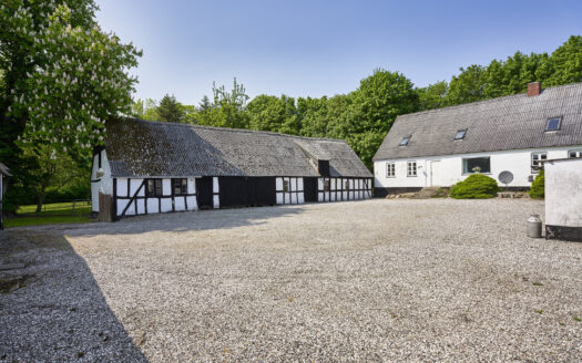 Firlænget ejendom med 16 ha tilhørende jord