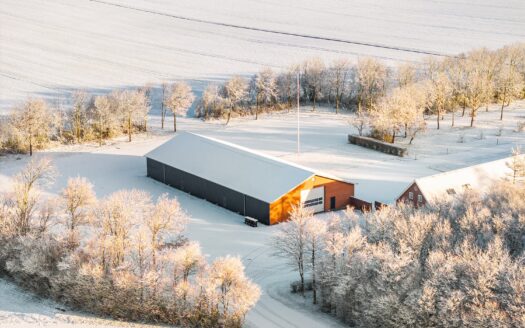 Attraktiv lagerhal til leje nær Struer