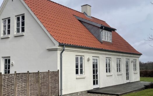 Bynær hesteejendom, placeret centralt på 14,6 ha. egne arealer, midt i Tranbjerg