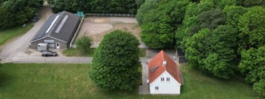 Bynær hesteejendom, placeret centralt på 14,6 ha. egne arealer, midt i Tranbjerg