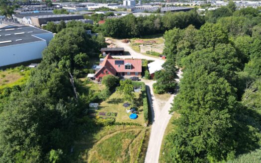 Landbrugsejendom midt i naturen med fire udlejede boliger tæt på Aarhus