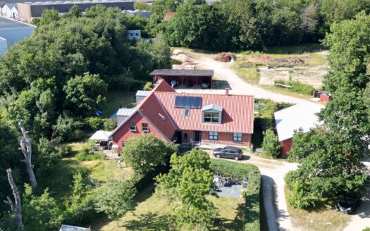 Landbrugsejendom midt i naturen med fire udlejede boliger tæt på Aarhus
