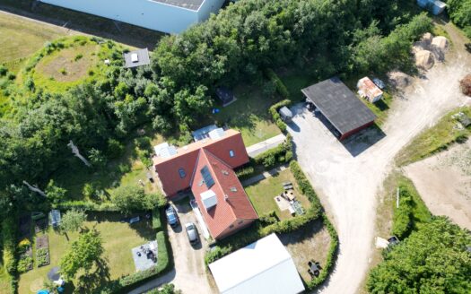 Landbrugsejendom midt i naturen med fire udlejede boliger tæt på Aarhus