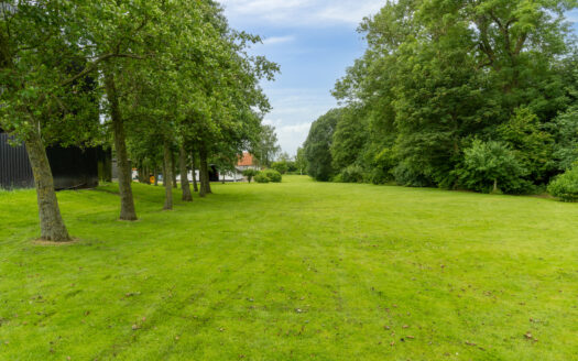 ”Dybvad Hovedgård i Odder” – Oprindelig herregård med en idylliske herregårdsramme og 6,5 ha. park, skov og natur. En eksklusiv perle