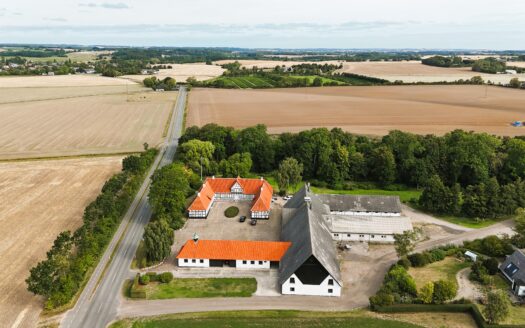 ”Dybvad Hovedgård i Odder” – Oprindelig herregård med en idylliske herregårdsramme og 6,5 ha. park, skov og natur. En eksklusiv perle