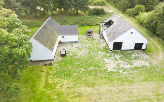 ”Lunden i Bindslev” – Charmerende stuehus fra 1907, lade med plads og tilbygget tagterrasse samt 6,26 hektar egen jord i roligt idyl