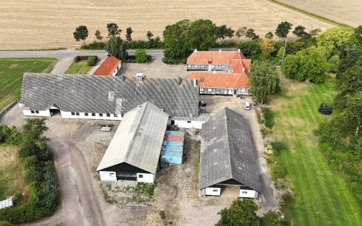 ”Dybvad Hovedgård i Odder” – Oprindelig herregård med en idylliske herregårdsramme og 6,5 ha. park, skov og natur. En eksklusiv perle